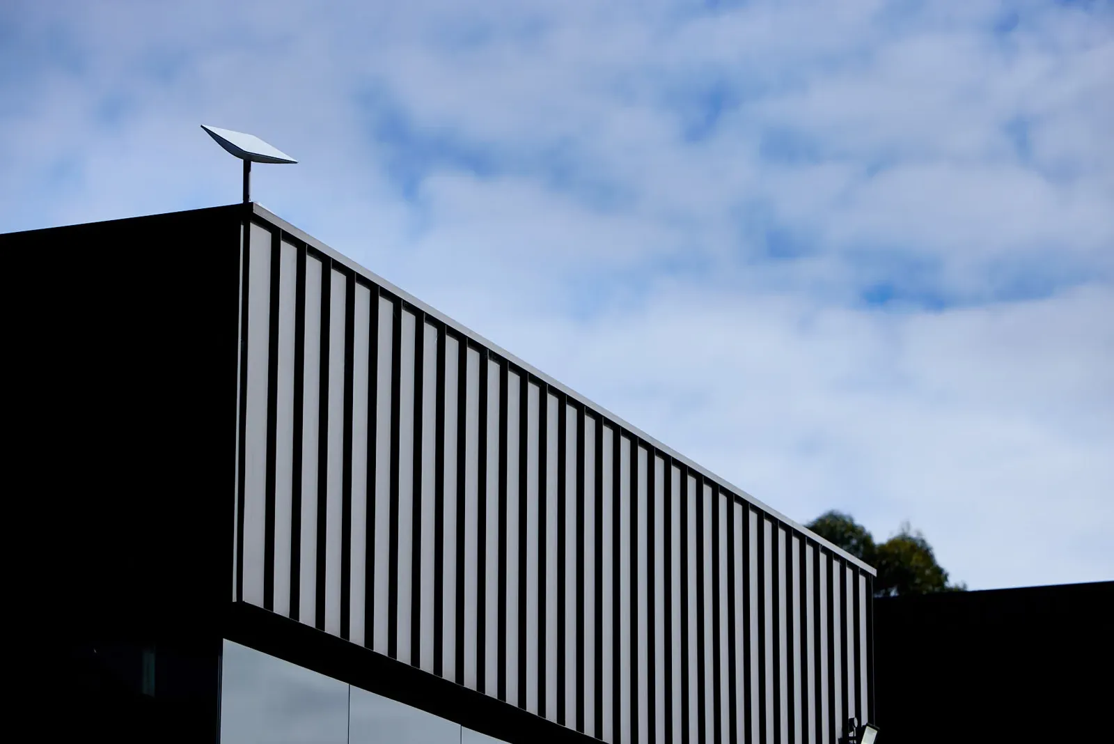Bedrijfspand met Starlink-schotel voor een betrouwbare internetverbinding