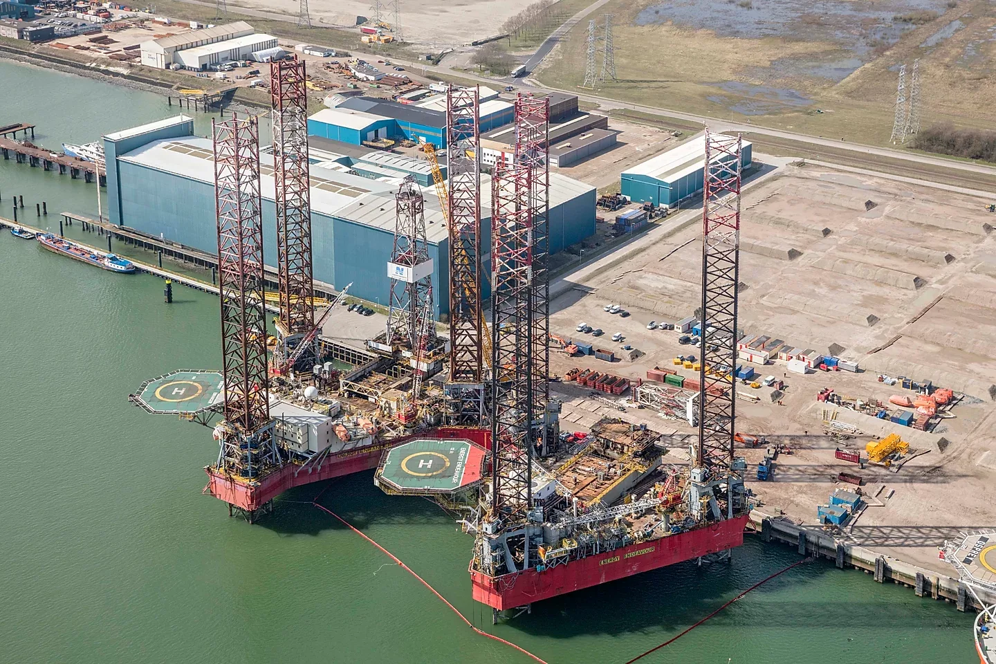 Offshore platform Petrodec Erda met TVRO-schotels van RIAN